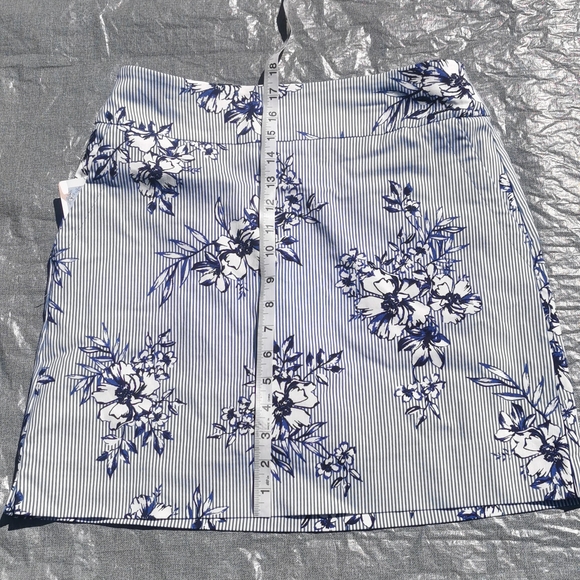 Size 4 S.C. & Co. Skort tummy control blue white floral stripes pockets NWT New - Picture 10 of 12